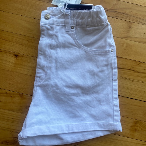 High Rise Denim Mom Shorts With Elastic Detail in White - Picture 9 of 10